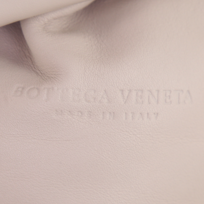 Pochette Bottega Veneta The Pouch in pelle liscia beige - Detail D3