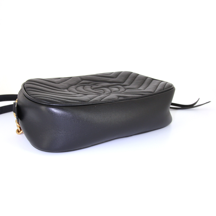 Borsa a tracolla Gucci GG Marmont modello piccolo in pelle trapuntata nera con decori geometrici - Detail D4