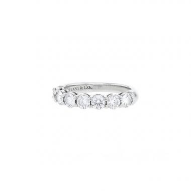 Fede nuziale Tiffany 
Co Embrace in platino e diamanti