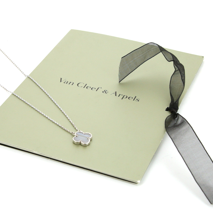 Van Cleef & Arpels Alhambra Vintage necklace in white gold and chalcedony - Detail D2