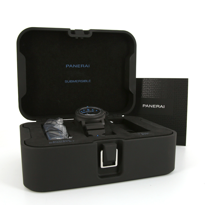 Panerai Submersible Carbotech watch in  carbon Ref:  PAM01616 Circa  2020 - Detail D2