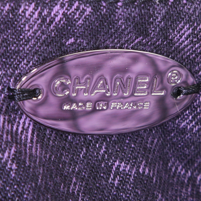 Bolso bandolera Chanel Timeless jumbo en denim violeta - Detail D4