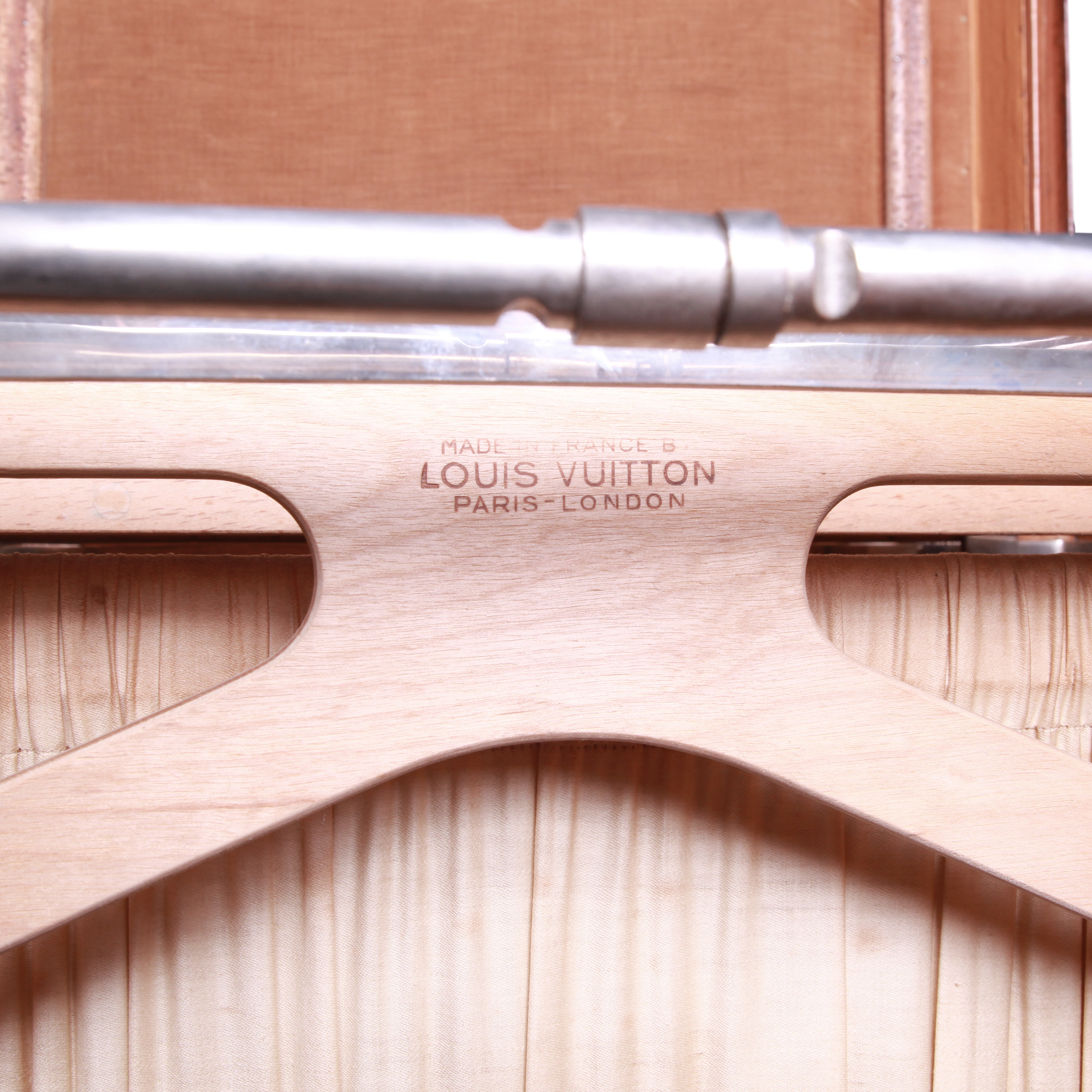 Malle Louis Vuitton Wardrobe en cuir naturel - Detail D3