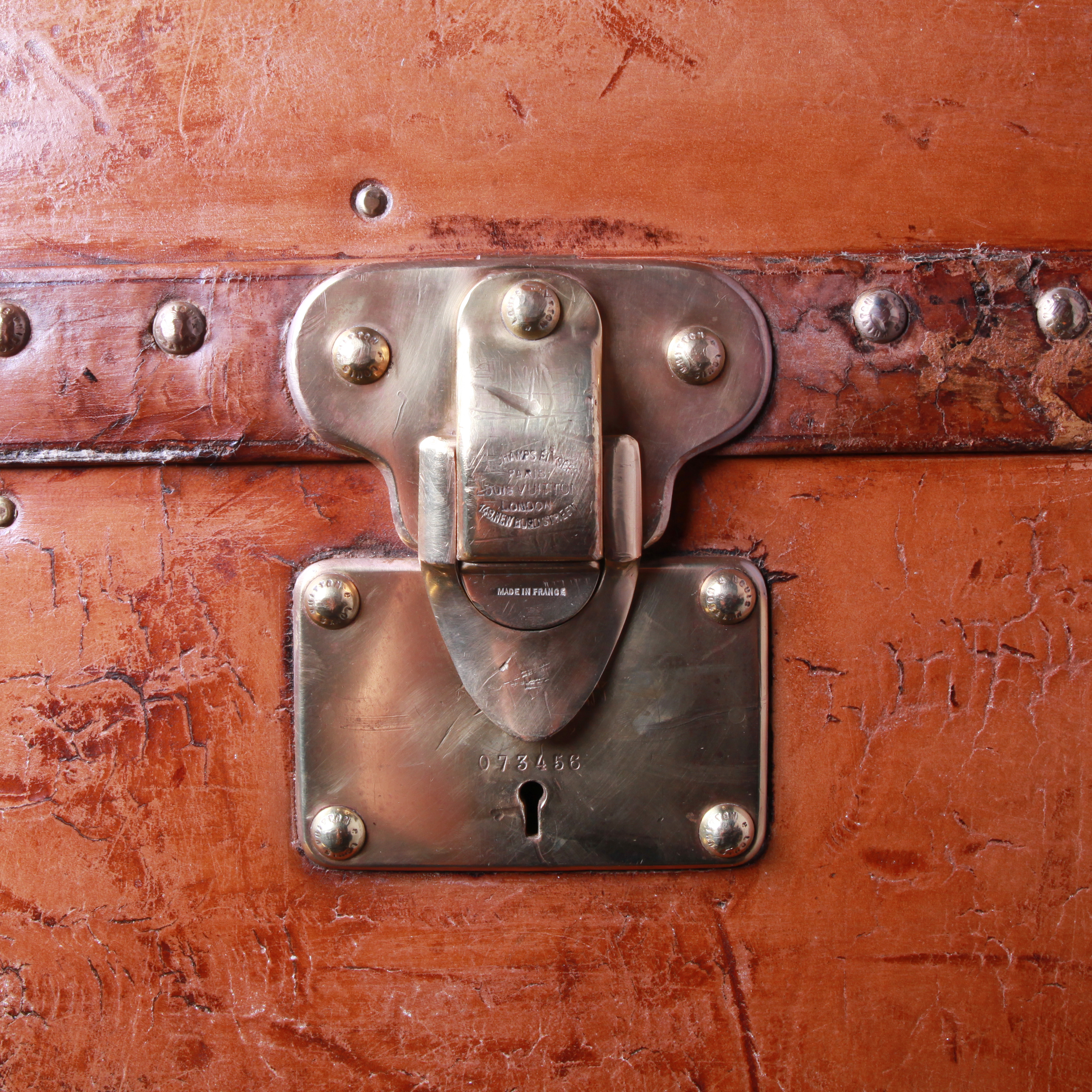 Louis Vuitton Wardrobe trunk in natural leather - Detail D4