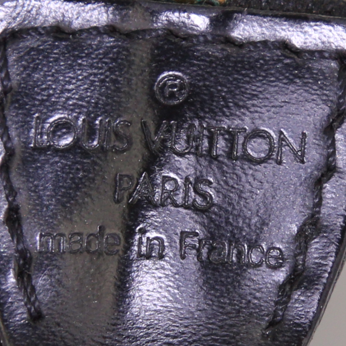 Bolsito de mano Louis Vuitton Pochette accessoires en cuero Epi negro - Detail D4