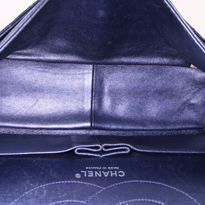 Bolso bandolera Chanel 2.55 en cuero acolchado azul - Detail D3