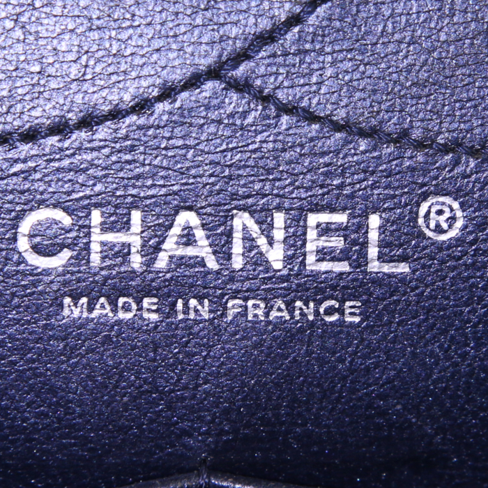 Chanel 2.55 shoulder bag in blue quilted leather - Detail D4