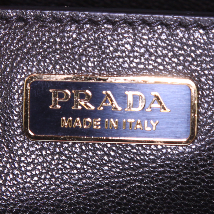 Sac à main Prada Cahier en cuir gris et noir - Detail D3