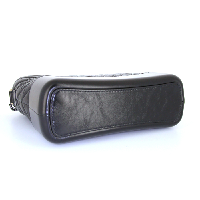 Sac bandoulière Chanel Gabrielle  en cuir matelassé chevrons noir - Detail D5