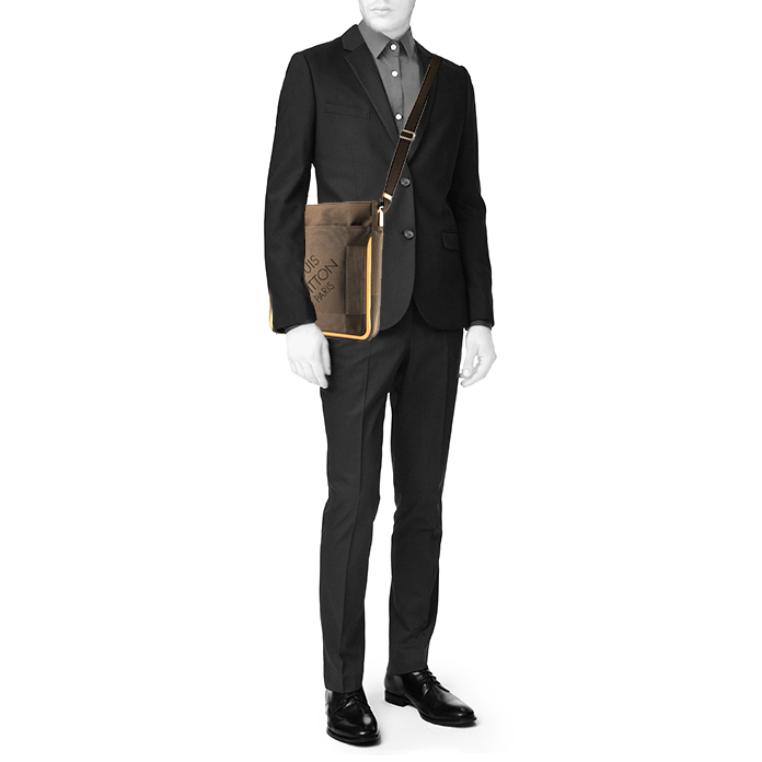 Sac besace Louis Vuitton en toile grise et cuir naturel - Detail D1