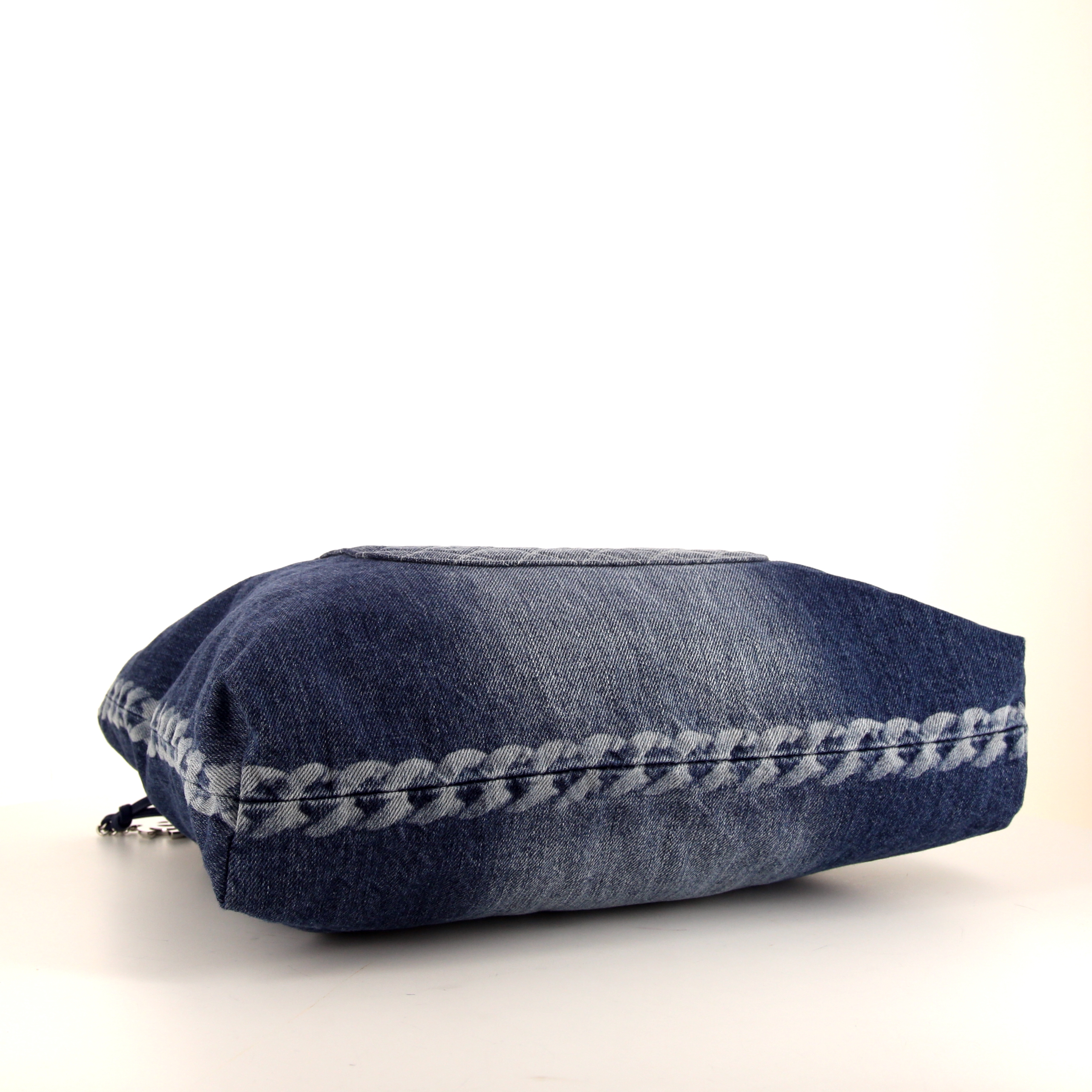 Sac cabas Chanel Grand Shopping en toile denim bleu-jean - Detail D4