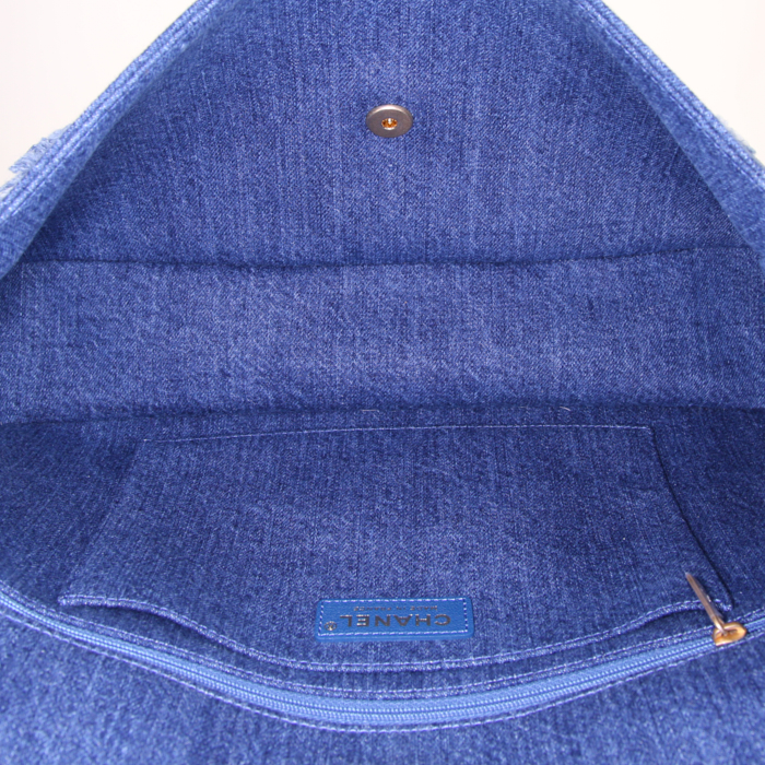 Sac à main Chanel Timeless Maxi Jumbo en denim bleu et mouton retourné blanc - Detail D3
