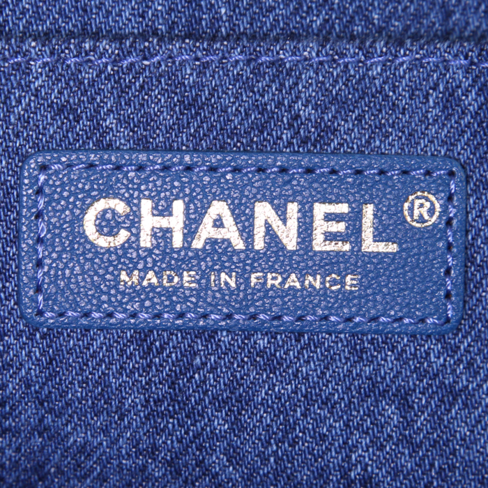 Borsa Chanel Timeless Maxi Jumbo in denim blu con motivo undefined - Detail D4