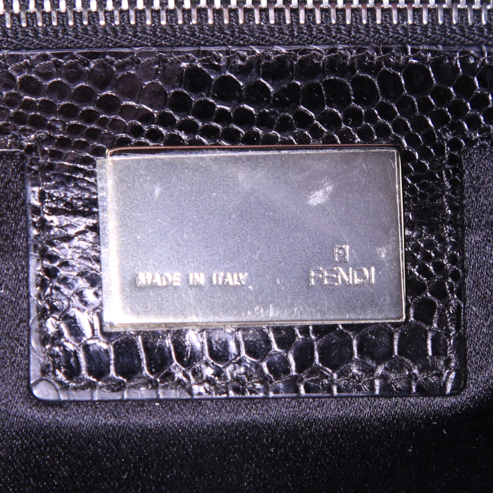 Bolso de mano Fendi Baguette en satén negro y piel de lagarto negra - Detail D3