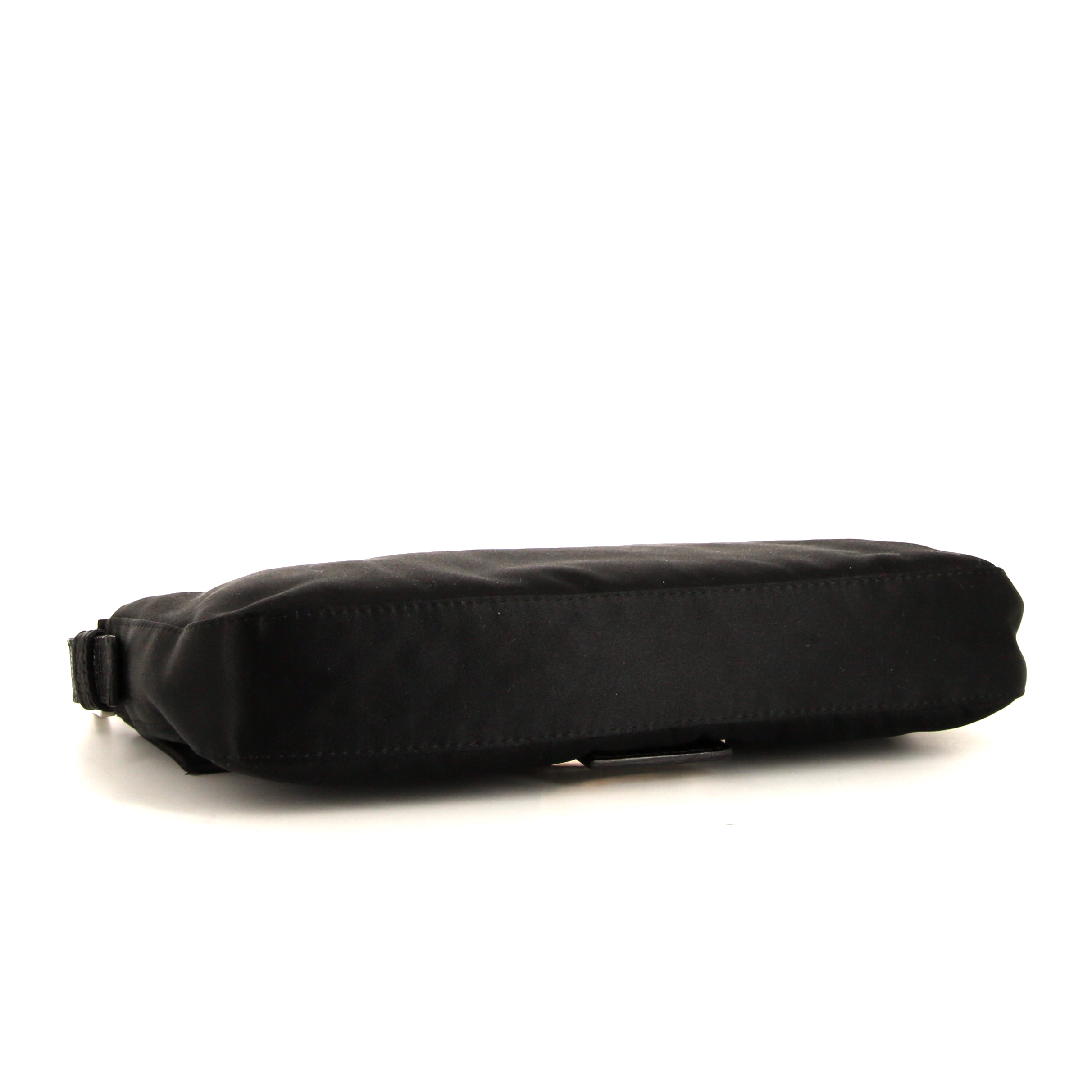 Bolso de mano Fendi Baguette en satén negro y piel de lagarto negra - Detail D4