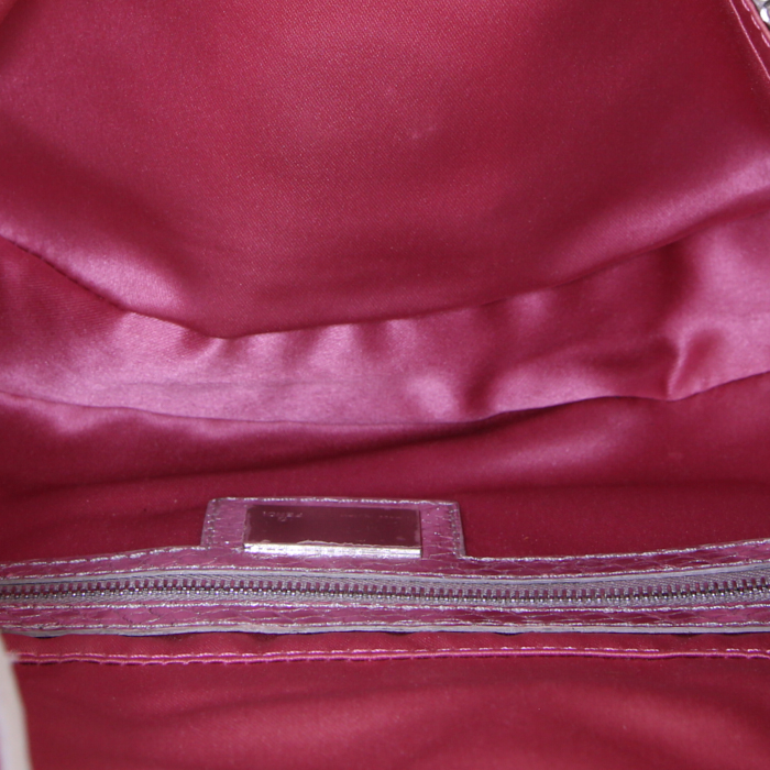 Bolso de mano Fendi Baguette en perla amarilla y plateada y piel de pitón plateada - Detail D2