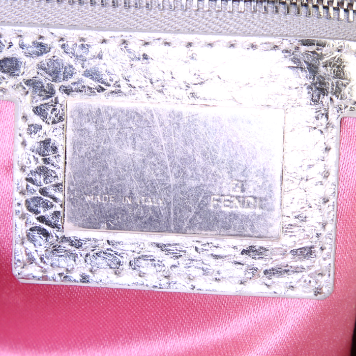 Bolso de mano Fendi Baguette en perla amarilla y plateada y piel de pitón plateada - Detail D3