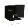 Bague Chanel Camelia grand modèle en onyx et or blanc - Detail D2 thumbnail
