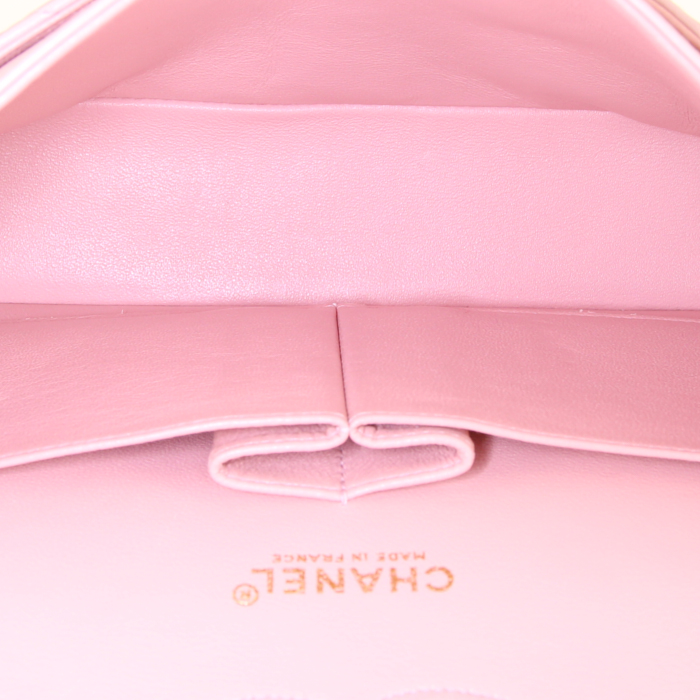 Bolso de mano Chanel Timeless en cuero acolchado rosa - Detail D3