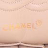 Sac à main Chanel Timeless en cuir lisse beige - Detail D4 thumbnail