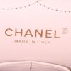 Sac bandoulière Chanel Timeless jumbo en cuir irisé matelassé beige - Detail D4 thumbnail