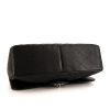 Bolso de mano Chanel Timeless jumbo en cuero granulado acolchado negro - Detail D5 thumbnail