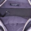 Bolso bandolera Chanel Gabrielle  en fieltro azul oscuro y cuero negro - Detail D3 thumbnail