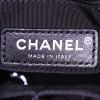 Bolso bandolera Chanel Gabrielle  en fieltro azul oscuro y cuero negro - Detail D4 thumbnail