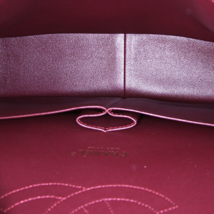 Sac à main Chanel Timeless Maxi Jumbo en cuir grainé matelassé noir - Detail D3