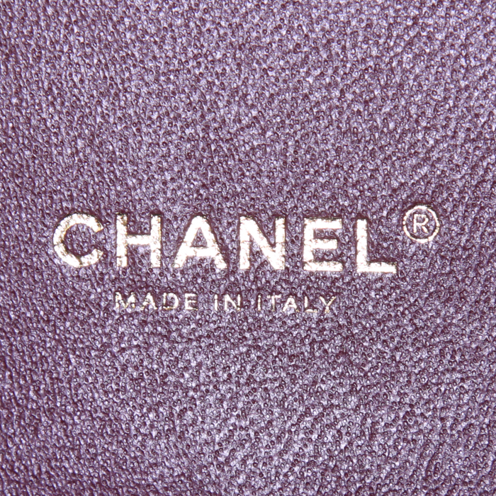 Bolso de mano Chanel Timeless Maxi Jumbo en cuero granulado acolchado negro - Detail D4