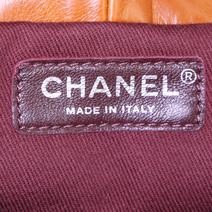 Sac à dos Chanel Editions Limitées en mouton retourné blanc et cuir marron - Detail D4