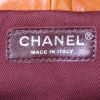 Mochila Chanel Editions Limitées en cuero de obeja volteado blanco y cuero marrón - Detail D4 thumbnail