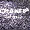 Sac à main Chanel Medaillon - Bag en cuir grainé matelassé noir - Detail D3 thumbnail