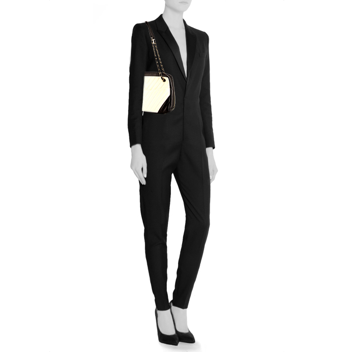 Bolso bandolera Chanel Petit Shopping en cuero acolchado con motivos de espigas blanco y negro - Detail D1