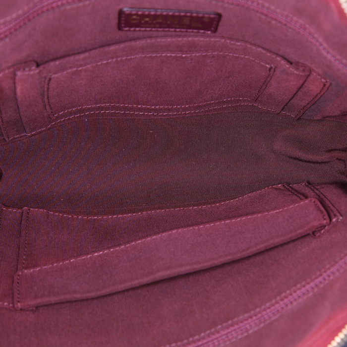 Bolso bandolera Chanel Petit Shopping en cuero acolchado con motivos de espigas blanco y negro - Detail D3