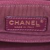 Bolso bandolera Chanel Petit Shopping en cuero acolchado con motivos de espigas blanco y negro - Detail D4 thumbnail