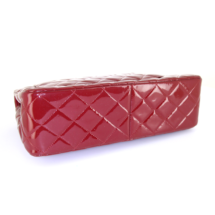Chanel Timeless handbag in red patent quilted leather - Detail D5