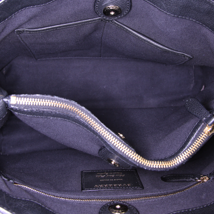 Sac à main Burberry The Banner en cuir grainé noir et toile Haymarket tricolore - Detail D3
