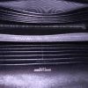 Bolso bandolera Saint Laurent Enveloppe en cuero acolchado con motivos de espigas negro - Detail D3 thumbnail