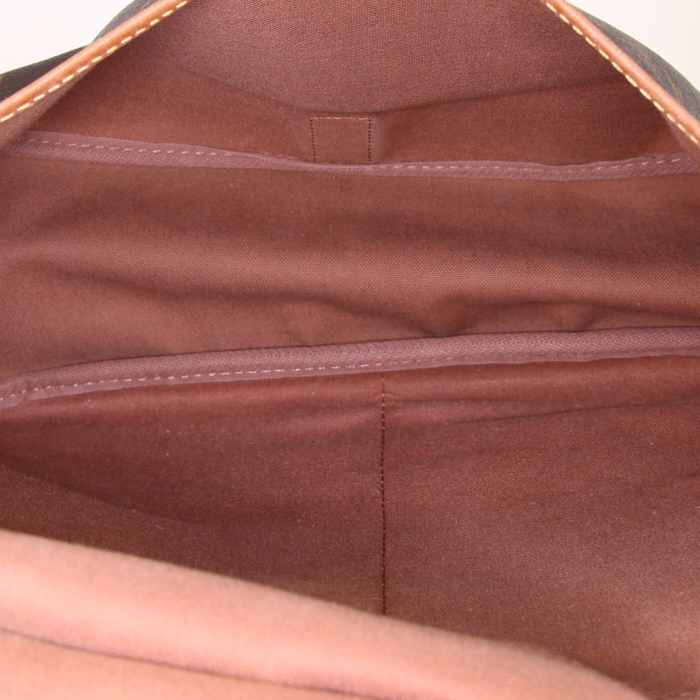 Sac bandoulière Louis Vuitton Saumur moyen modèle en toile monogram enduite marron et cuir naturel - Detail D3