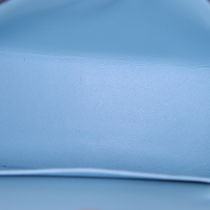 Sac à main Hermès Kelly 20 cm en cuir epsom bleu-ciel - Detail D3