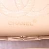 Bolso de mano Chanel Timeless en cuero acolchado beige - Detail D4 thumbnail