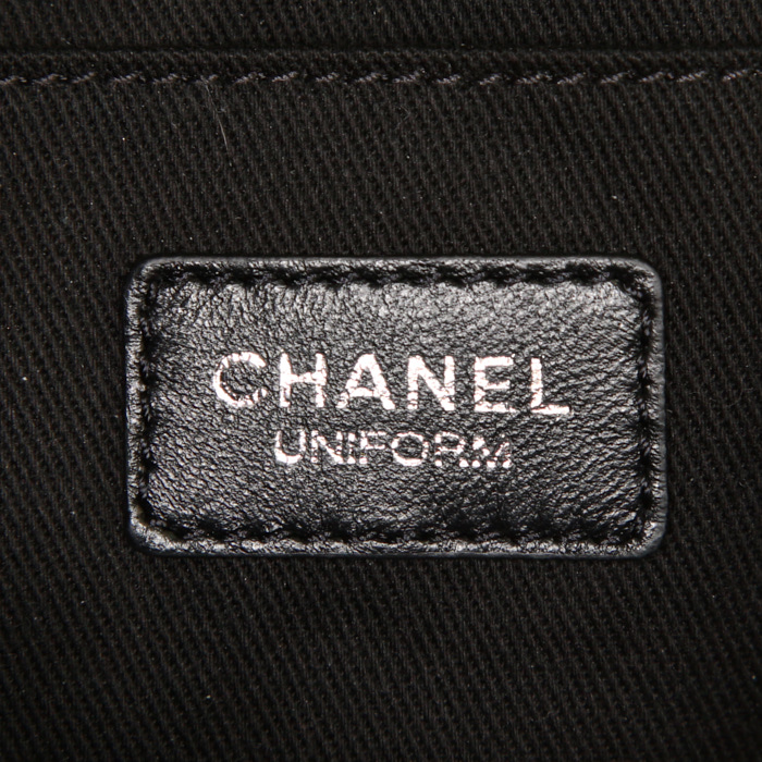 Bolsito-cinturón Chanel en cuero granulado acolchado negro - Detail D3