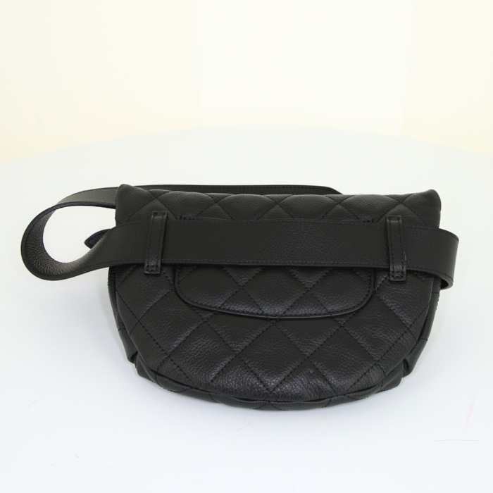 Bolsito-cinturón Chanel en cuero granulado acolchado negro - Detail D4