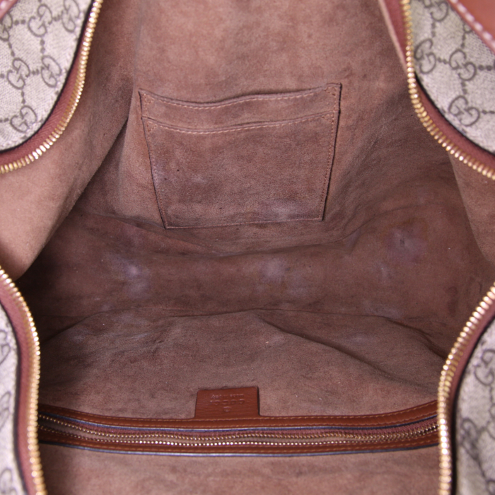 Sac cabas Gucci Suprême GG grand modèle en toile monogram enduite beige et cuir marron - Detail D3