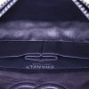 Bolso de mano Chanel Timeless en lona acolchada azul marino y beige gris - Detail D3 thumbnail