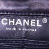 Bolso de mano Chanel Timeless en lona acolchada azul marino y beige gris - Detail D4 thumbnail