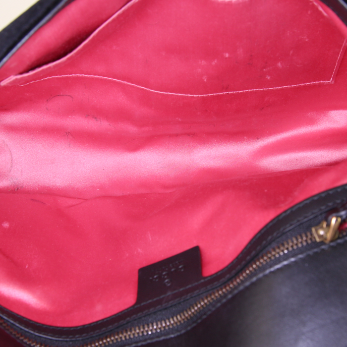 Sac bandoulière Gucci GG Marmont moyen modèle en velours matelassé noir et cuir noir - Detail D3