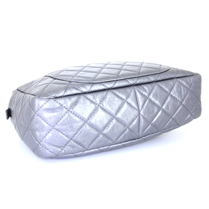 Chanel Camera shoulder bag in silver quilted leather - Detail D5
