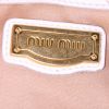 Bolso de mano Miu Miu en cuero granulado crudo - Detail D4 thumbnail